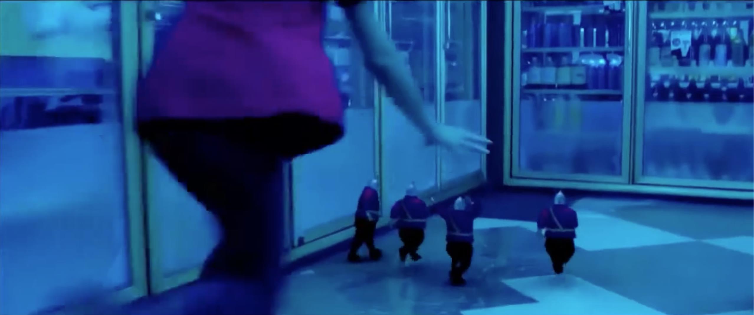 Girls crush mini men - funny from movie