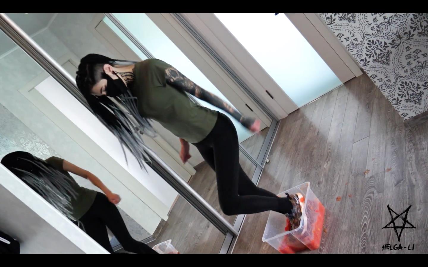 Helga li tomato crush (barefoot in the end)