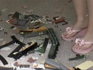 British giantess crush trainset