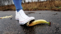 (helga li reapload) crush in white converse bananas